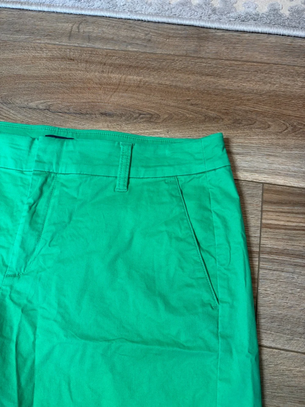 J.Crew women's classic mid-rise stretch vibrant green preppy sailor chino shorts